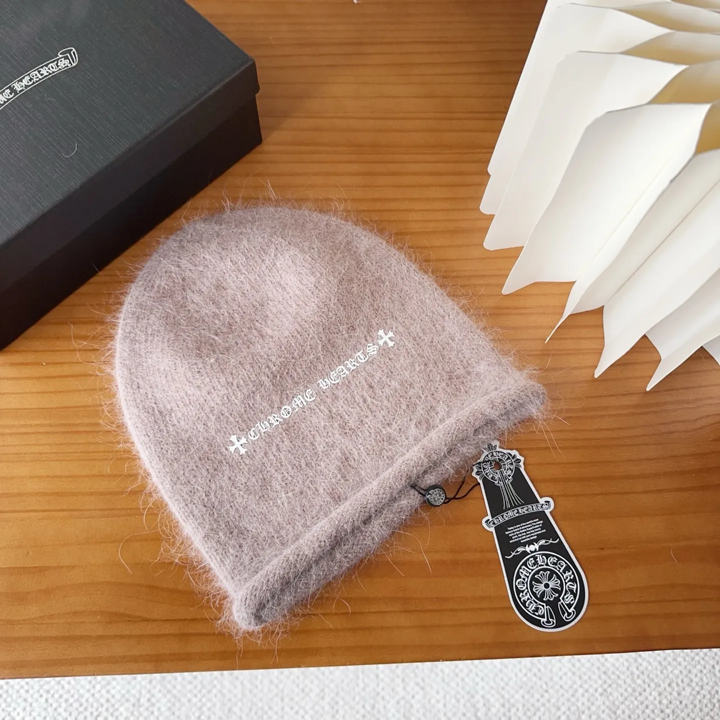 💰50 Crow Heart Autumn and Winter Wool Knitted Beanie This must be a favorite of minimalism. It is clean, neat, fashionable and versatile, and will definitely not be picky about your face shape! A fashionable classic that lasts forever! Fashionable black and white can be purchased together!